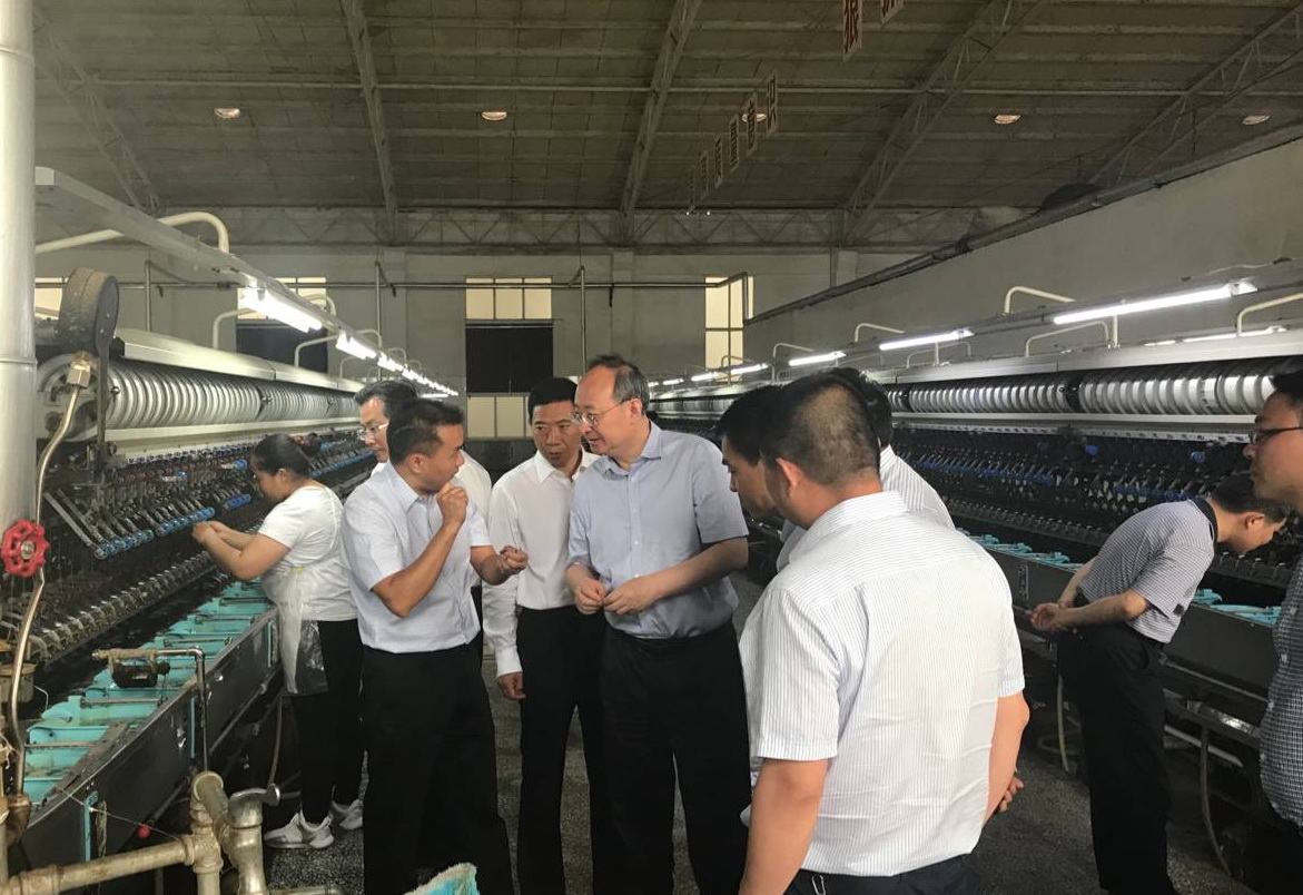 尹力省長到寧南縣南絲路集團銀鴻絲業(yè)有限公司調(diào)研3.jpg