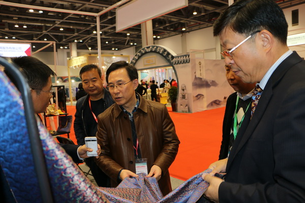 23-中國絲綢協(xié)會會長楊永元巡場蜀錦展位.jpg