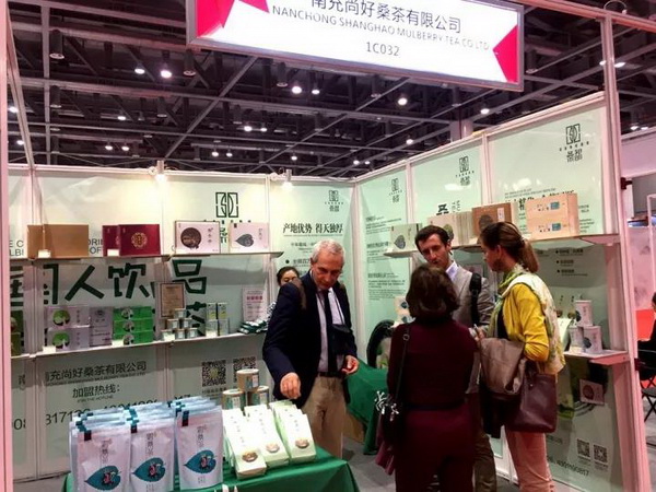 66-國外客商在南充尚好桑茶展位.jpg